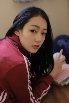 男女打扑克牌